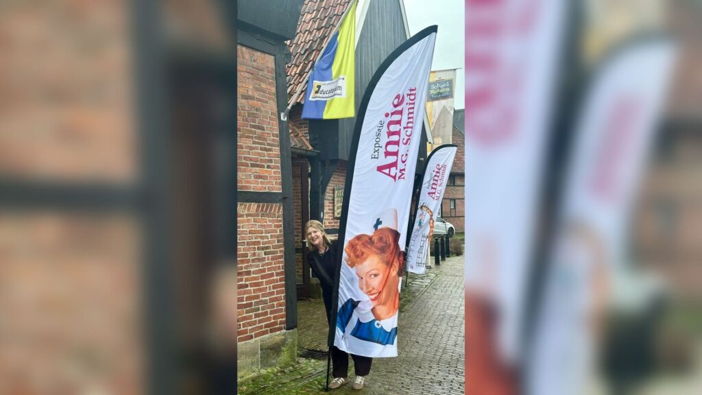 Zuster Klivia van Theatergroep Barst bij de Annie M.G. Schmidt tentoonstelling in Ootmarsum